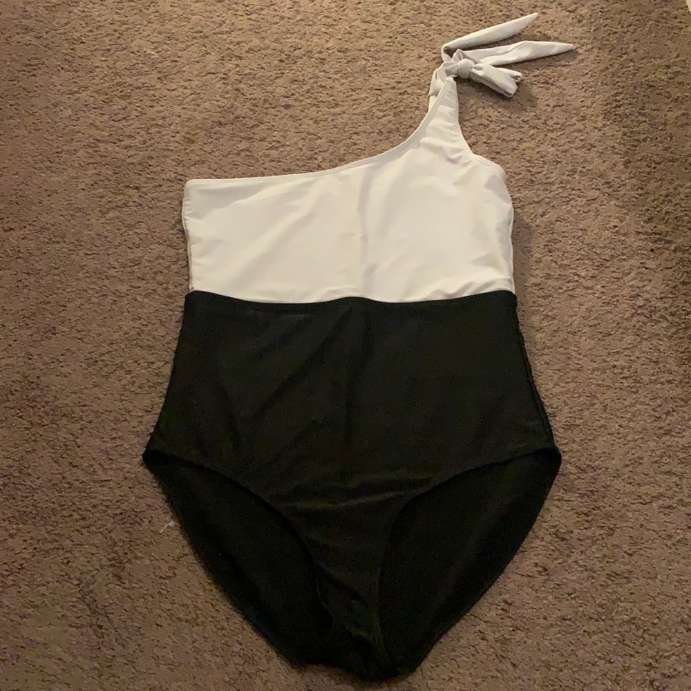 Shein. Size XL. Black and white.